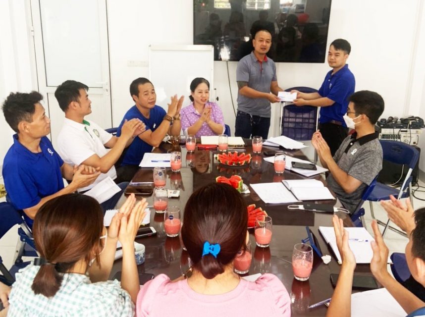 Lê Bình Khen Tặng Nhân Viên Xuất Sắc Trong 6 Tháng Đầu Năm 2022